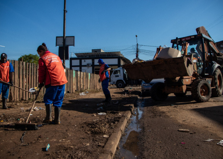 Caminhões e retroescavadeiras, utilizadas para a limpeza das ruas pós-enchente, foram levadas por ladrões