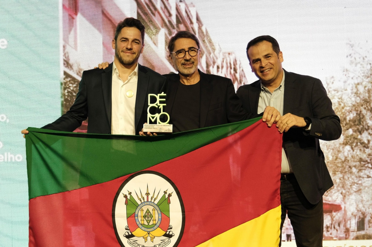 {'nm_midia_inter_thumb1':'https://www.jornaldocomercio.com/_midias/jpg/2024/06/24/206x137/1_minuto_varejo_4d_complex_abf_develpments_raul_ronaldo_rezende_premio_jornal_do_comercio-10623284.jpeg', 'id_midia_tipo':'2', 'id_tetag_galer':'', 'id_midia':'6679d580501d1', 'cd_midia':10623284, 'ds_midia_link': 'https://www.jornaldocomercio.com/_midias/jpg/2024/06/24/minuto_varejo_4d_complex_abf_develpments_raul_ronaldo_rezende_premio_jornal_do_comercio-10623284.jpeg', 'ds_midia': 'Minuto Varejo - quarto distrito - Porto Alegre - projeto 4D Complex - ABF Developments - arquitetos Studio Ronaldo Rezende - pr&ecirc;mio Saint-Gobain Asbea - (e) Raul Rezede e (c) Ronaldo Rezende - arquitetos', 'ds_midia_credi': 'STUDIO RONALDO REZENDE/DIVULGA&Ccedil;&Atilde;O/JC', 'ds_midia_titlo': 'Minuto Varejo - quarto distrito - Porto Alegre - projeto 4D Complex - ABF Developments - arquitetos Studio Ronaldo Rezende - pr&ecirc;mio Saint-Gobain Asbea - (e) Raul Rezede e (c) Ronaldo Rezende - arquitetos', 'cd_tetag': '58', 'cd_midia_w': '1208', 'cd_midia_h': '804', 'align': 'Left'}