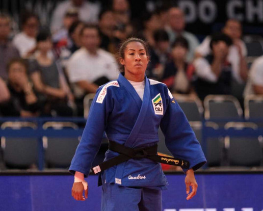 Ketleyn Quadros e Natasha Ferreira entram pelo ranking e Brasil terá 13 judocas em Paris