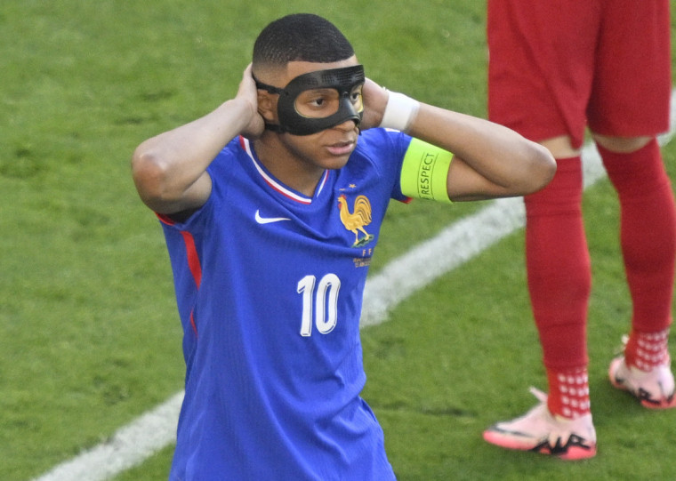 Kylian Mbappe voltou a atuar pela França após uma fratura no nariz