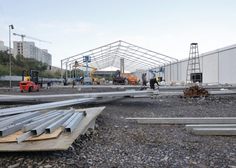 Pavilhão que receberá as famílias ainda está em processo de montagem  