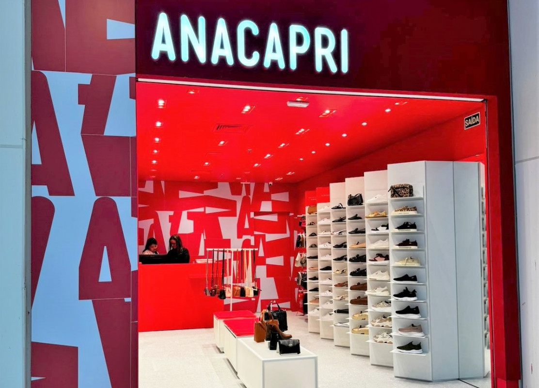 {'nm_midia_inter_thumb1':'https://www.jornaldocomercio.com/_midias/jpg/2024/06/25/206x137/1_minuto_varejo_bourbon_san_pellegrino_caxias_do_sul_loja_calcados_anacapri_jornal_do_comercio-10624465.jpg', 'id_midia_tipo':'2', 'id_tetag_galer':'', 'id_midia':'667ae6516ad43', 'cd_midia':10624465, 'ds_midia_link': 'https://www.jornaldocomercio.com/_midias/jpg/2024/06/25/minuto_varejo_bourbon_san_pellegrino_caxias_do_sul_loja_calcados_anacapri_jornal_do_comercio-10624465.jpg', 'ds_midia': 'Anacapri abriu em Caxias do Sul a terceira unidade no mercado ga&uacute;cho', 'ds_midia_credi': 'BOURBON SHOPPING/DIVULGA&Ccedil;&Atilde;O/JC ', 'ds_midia_titlo': 'Anacapri abriu em Caxias do Sul a terceira unidade no mercado ga&uacute;cho', 'cd_tetag': '58', 'cd_midia_w': '1112', 'cd_midia_h': '800', 'align': 'Left'}