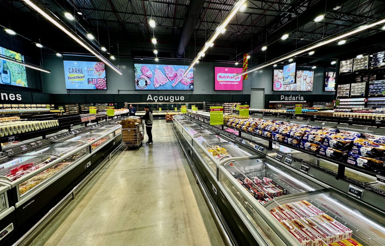 {'nm_midia_inter_thumb1':'https://www.jornaldocomercio.com/_midias/jpg/2024/06/25/206x137/1_minuto_varejo_cestto_zaffari_zona_sul_porto_alegre_jornal_do_comercio10-10625902.jpg', 'id_midia_tipo':'2', 'id_tetag_galer':'', 'id_midia':'667b3901ee16a', 'cd_midia':10625902, 'ds_midia_link': 'https://www.jornaldocomercio.com/_midias/jpg/2024/06/25/minuto_varejo_cestto_zaffari_zona_sul_porto_alegre_jornal_do_comercio10-10625902.jpg', 'ds_midia': 'minuto varejo - cestto - zaffari - zona sul avenida Wenceslau Escobar - porto alegre - supermercado - alimentação - atacado - atacarejo - autosserviço', 'ds_midia_credi': 'PATRÍCIA COMUNELLO/ESPECIAL/JC', 'ds_midia_titlo': 'minuto varejo - cestto - zaffari - zona sul avenida Wenceslau Escobar - porto alegre - supermercado - alimentação - atacado - atacarejo - autosserviço', 'cd_tetag': '58', 'cd_midia_w': '1248', 'cd_midia_h': '800', 'align': 'Left'}