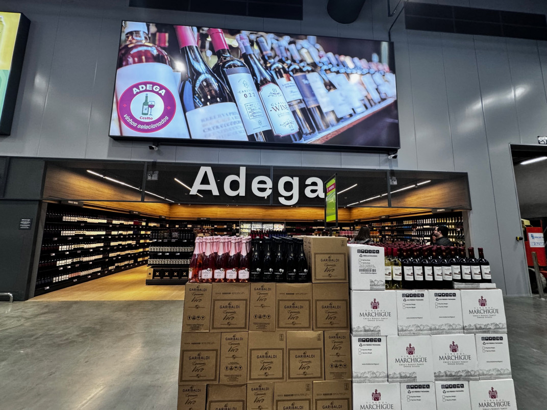 {'nm_midia_inter_thumb1':'https://www.jornaldocomercio.com/_midias/jpg/2024/06/25/206x137/1_minuto_varejo_cestto_zaffari_zona_sul_porto_alegre_jornal_do_comercio9-10625842.jpg', 'id_midia_tipo':'2', 'id_tetag_galer':'', 'id_midia':'667b38b8e421b', 'cd_midia':10625842, 'ds_midia_link': 'https://www.jornaldocomercio.com/_midias/jpg/2024/06/25/minuto_varejo_cestto_zaffari_zona_sul_porto_alegre_jornal_do_comercio9-10625842.jpg', 'ds_midia': 'minuto varejo - cestto - zaffari - zona sul avenida Wenceslau Escobar - porto alegre - supermercado - alimentação - atacado - atacarejo - autosserviço ', 'ds_midia_credi': 'PATRÍCIA COMUNELLO/ESPECIAL/JC', 'ds_midia_titlo': 'minuto varejo - cestto - zaffari - zona sul avenida Wenceslau Escobar - porto alegre - supermercado - alimentação - atacado - atacarejo - autosserviço ', 'cd_tetag': '58', 'cd_midia_w': '1072', 'cd_midia_h': '804', 'align': 'Left'}