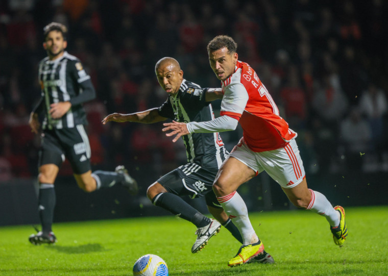 Alan Patrick foi o autor do gol colorado no estádio Heriberto Hülse