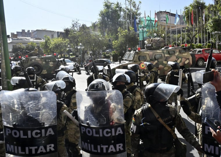 Policiais tomaram conta da praça em frente à sede do governo