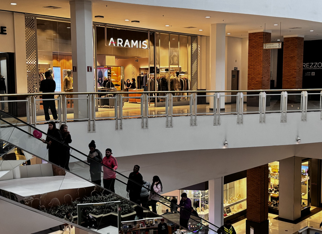 {'nm_midia_inter_thumb1':'https://www.jornaldocomercio.com/_midias/jpg/2024/06/26/206x137/1_minuto_varejo_shopping_praia_de_belas_novas_lojas_aramis_jornal_do_comercio6-10627498.jpg', 'id_midia_tipo':'2', 'id_tetag_galer':'', 'id_midia':'667c78fad06cc', 'cd_midia':10627498, 'ds_midia_link': 'https://www.jornaldocomercio.com/_midias/jpg/2024/06/26/minuto_varejo_shopping_praia_de_belas_novas_lojas_aramis_jornal_do_comercio6-10627498.jpg', 'ds_midia': 'Marca de moda masculina abriu segunda unidade ga&uacute;cha', 'ds_midia_credi': 'PATR&Iacute;CIA COMUNELLO/ESPECIAL/JC', 'ds_midia_titlo': 'Marca de moda masculina abriu segunda unidade ga&uacute;cha', 'cd_tetag': '58', 'cd_midia_w': '1104', 'cd_midia_h': '805', 'align': 'Left'}