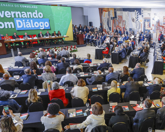 Lula diz não querer Brasil como Cuba, mas como Suécia