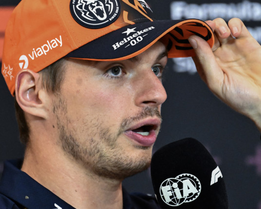 Verstappen é realista sobre caça à McLaren após duas vitórias na F-1: 'Diferença é grande'