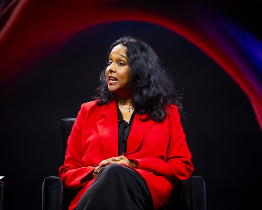 IA amplia nosso julgamento e acelera decisões, diz diretora da CIA