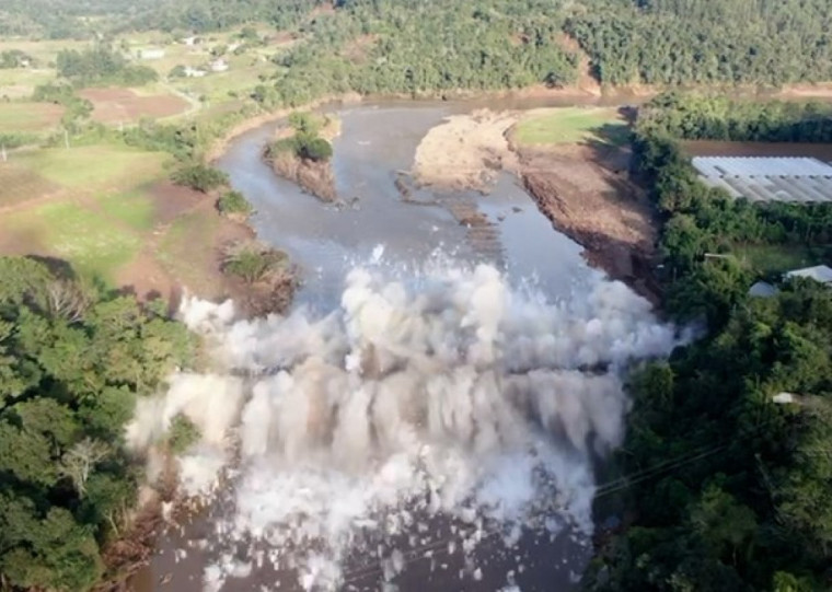 Ponte foi inaugurada em 1941 com a presença do então presidente da República, Getúlio Vargas
