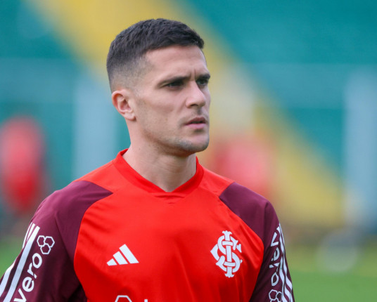 Lateral Bustos pode ser desfalque no Inter em partida contra o Criciúma