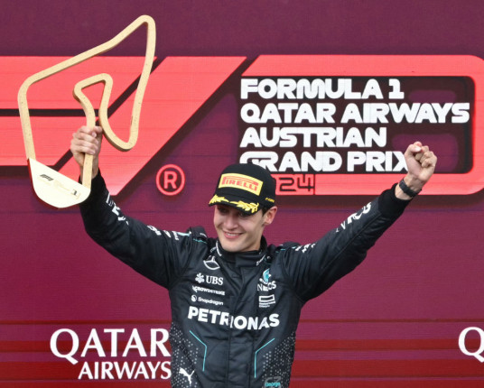 George Russell vence GP da Áustria após caos entre Verstappen e Norris
