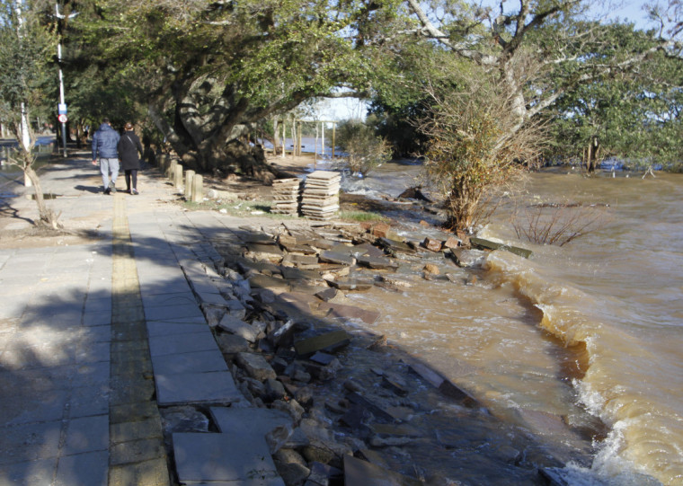 O vento Sul voltou a elevar o nível do Guaíba e provocou alagamentos na Zona Sul