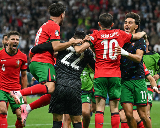CR7 chora após perder pênalti, mas goleiro salva, e Portugal avança na Euro