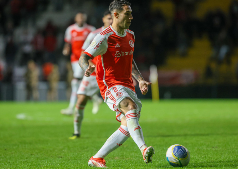 Lateral-direito Hugo Mallo viajou para Espanha e não atua mais pelo clube