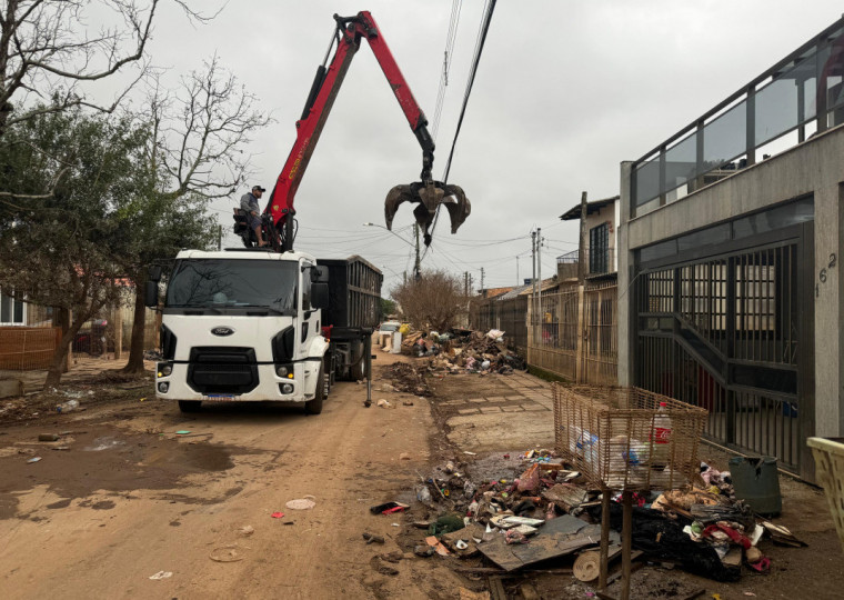 De acordo com a prefeitura, cerca de 120 até 150 caminhões de lixo das cheias são recolhidos diariamente 