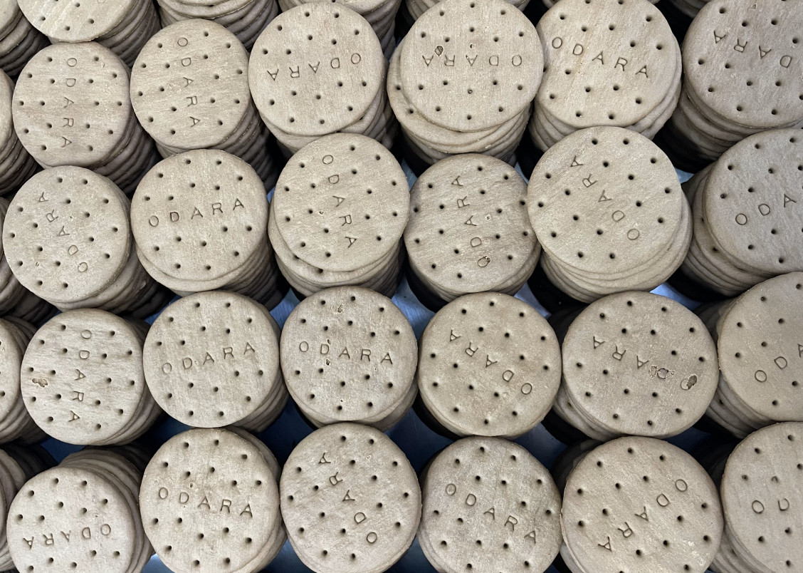 Bolachas que são base para aplicar recheios e cobertura são produzidas por indústria gaúcha