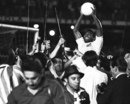 Lula sanciona lei que institui o Dia do Rei Pelé, celebrado na data do milésimo gol