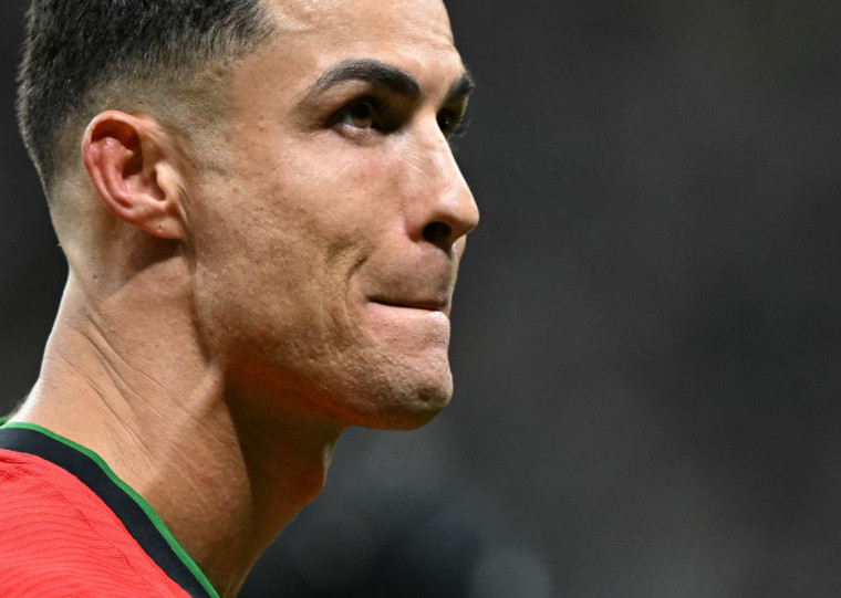 "Talvez, pode ser. Ele agora tem 14 anos. Vamos ver como minhas pernas vão estar", afirmou Ronaldo