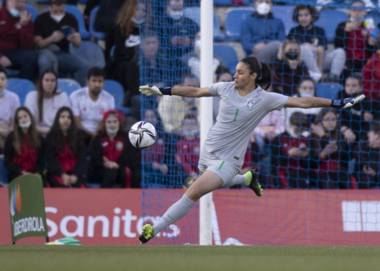 Goleira Lorena, de 27 anos, é a única represente da dupla Gre-Nal nos Jogos de Paris