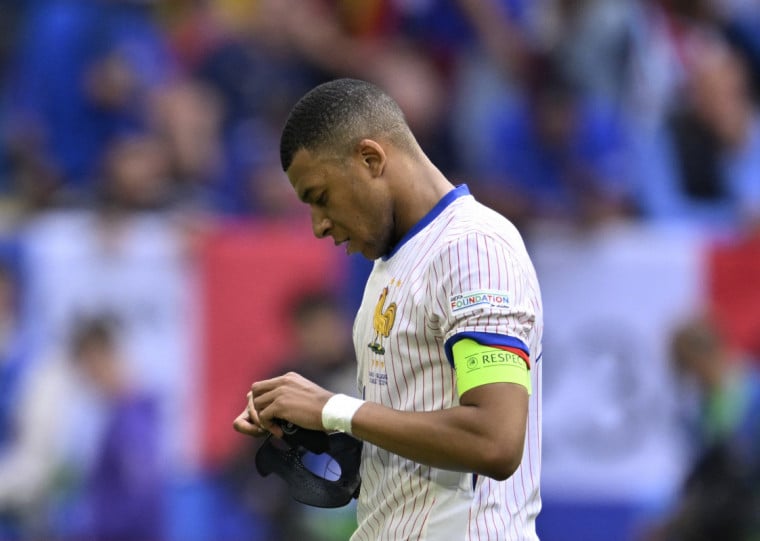 Camisa 10 fracês só coloca a máscara quando a partida se inicia