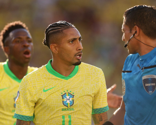 Conmebol reconhece erro em lance em que árbitro não marcou pênalti em Vini Jr.