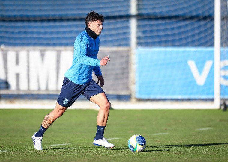 Volante Carballo deve ser o titular no meio-campo contra os paulistas