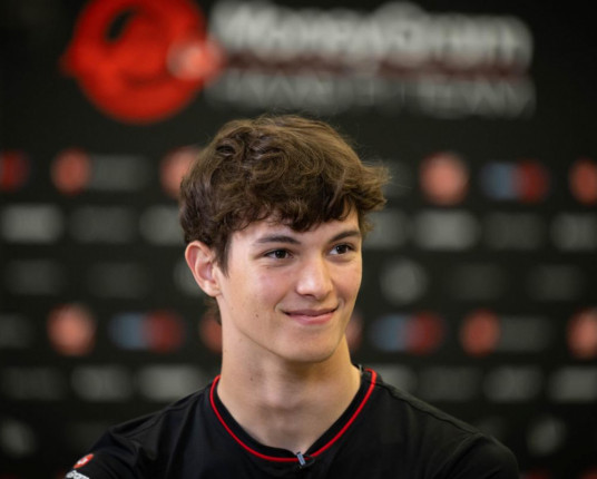 Haas anuncia piloto Oliver Bearman, de 19 anos, para a temporada 2025 da F1