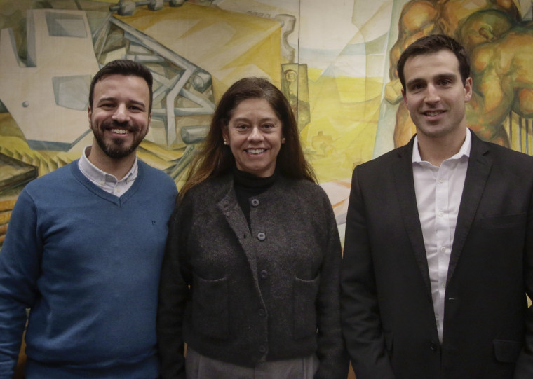 Secretário de Comunicação, Luiz Otávio Prates, e coordenadora de Jornalismo, Fabiana Kloeckner, detalharam medidas ao diretor-presidente do JC, Giovanni Jarros Tumelero