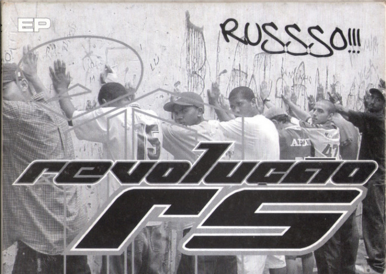 A mostra mergulha na história, ativismo e cultura que moldaram o Revolução RS e também presta sua homenagem a Fábio da Silva Dias, o Amarelo.