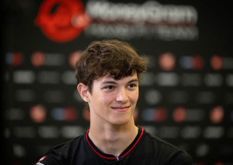 Oliver Bearman, 19 anos, é uma promessa do automobilismo e já correu pela Ferrari