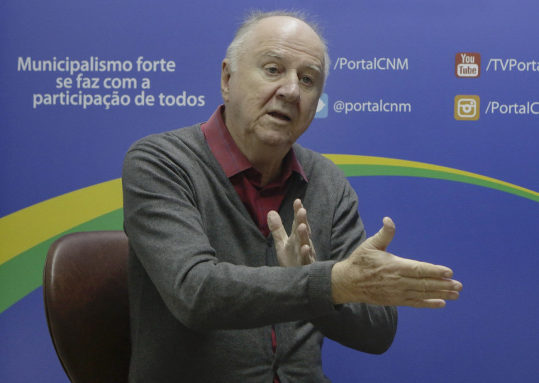 Presidente da entidade assina documento que prevê perdas de até R$ 20 bilhões aos municípios