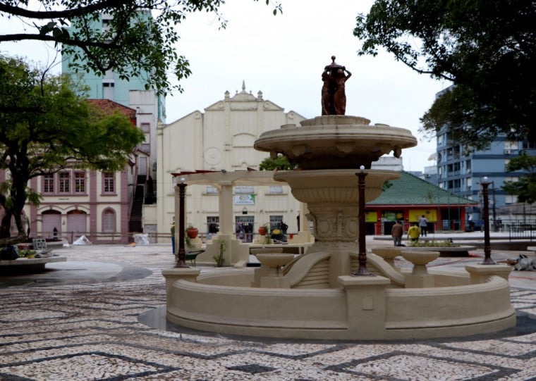 Charfariz da praça, um dos principais  monumentos e tombado pelo patrimônio histórico, foi restaurado