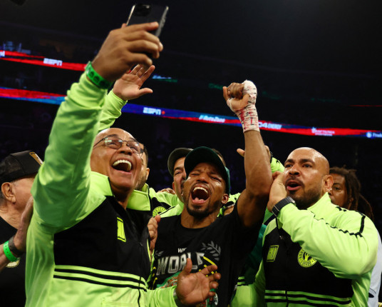 Em decisão contestada, Robson Conceição derrota norte-americano e é campeão mundial dos superpenas