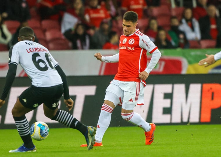 Bustos marcou o gol da derrota no retorno da torcida para casa