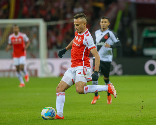 Renê recebe alta e volta aos treinos do Inter na quarta-feira