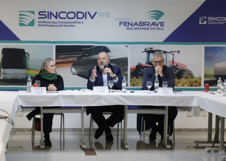 Andréa Möller, vice-presidente Sincodiv/RS, Jefferson Fürstenau, presidente Sincodiv/RS, e Fernando Ruga, vice-presidente do sindicato, divulgaram os resultados do setor automotivo no 1º semestre de 2024