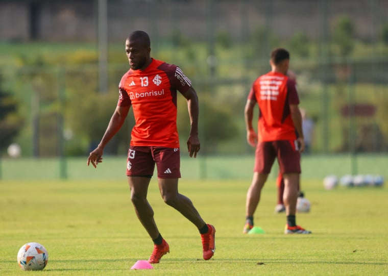 Segundo o Colorado, atacante sentiu dores na coxa direita e será preservado 