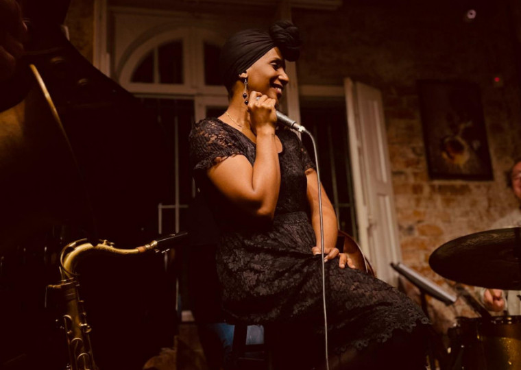 Cantoa cubana Indira Castro está radicada em Porto Alegre, onde faz shows em bares e casas de música