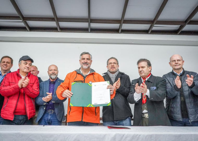 Junto de deputados, ministro esteve na Associação Comercial e Industrial de Ijuí para anúncio da obra