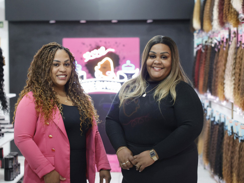 Janaina e Tainá são sócias da Esse Eu Posso, loja de cabelos orgânicos e sintéticos que opera na Mathias Velho Foto: TÂNIA MEINERZ/JC