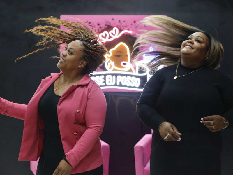 As irm&atilde;s Jana&iacute;na e Tain&aacute; comandam a Esse eu Posso cabelos, no bairro Mathias Velho Foto: T&Acirc;NIA MEINERZ/JC