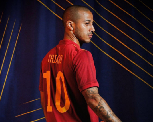 Thiago Alcântara tem convite para ser auxiliar do Barcelona após anunciar aposentadoria