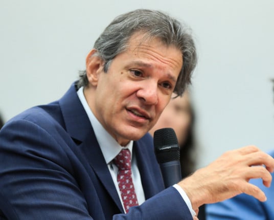 Após disparada do dólar, Haddad cancela viagem à Europa