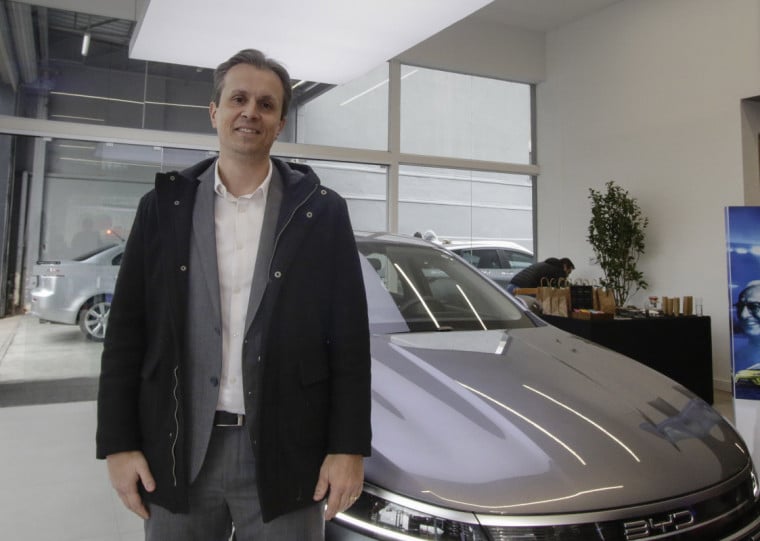 Ricardo Kappel, gerente da Iesa BYD, destaca a comercialização de 300 veículos por mês entre elétricos e híbridos 