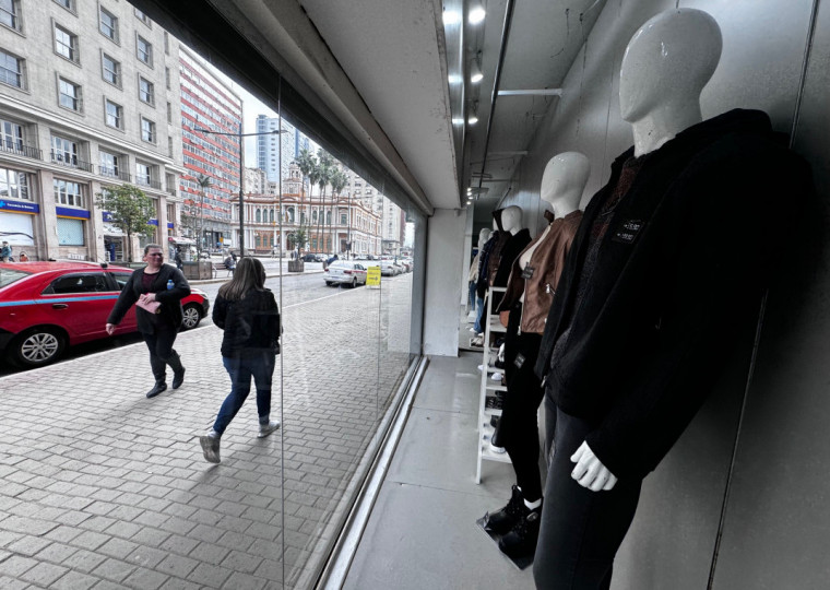 Depois das chuvas que paralisaram atividades, a economia registra menor ritmo de queda  