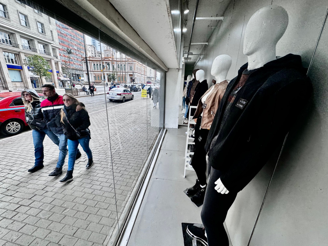 Vitrines estampam roupas mais pesadas e com descontos que chegam a 60% nos modelos | PATRÍCIA COMUNELLO/ESPECIAL/JC