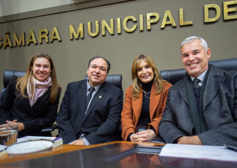 Duarte (ao centro) dialogou com parlamentares do Legislativo municipal