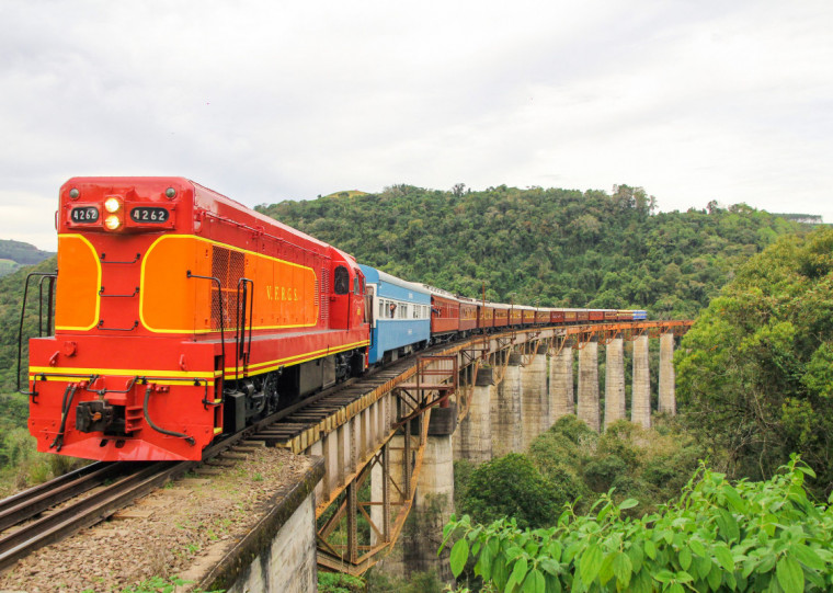 Enchentes causaram danos nos trilhos da ferrovia ao longo dos 46 quilômetros, entre Muçum e Guaporé
